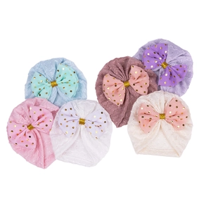 Détails de six bonnets pour nouveau-né avec dentelle ajourée et nœuds à pois dorés