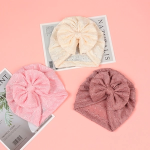 Détails de bonnets turbans en dentelle pour bébés avec de grands nœuds en crème et rose