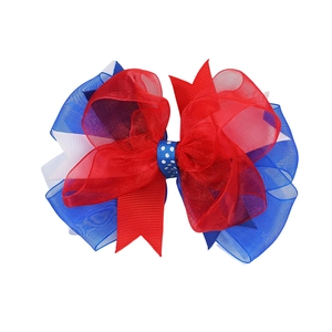 Détail du nœud papillon multicouche rouge, blanc et bleu pour la fête de l'indépendance