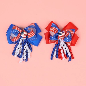 Details der rot-blauen Independence Day Haarschleifen mit US-Flaggenherz und Spiralquasten