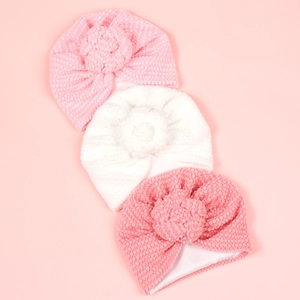 Lot de trois bonnets pour bébé en tissu gaufré avec grandes fleurs pompons en rose