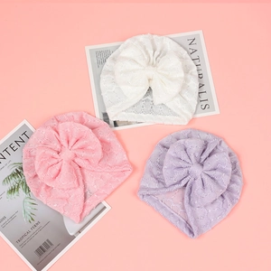 Bonnets turbans en dentelle pour bébé avec grands nœuds en blanc, rose et violet doux