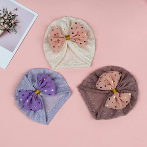 Détails des turbans en dentelle pour bébés avec grands nœuds à pois dorés brillants