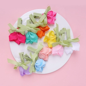 Détail de barrettes tulipes en ruban gros-grain faites main en diverses couleurs vives