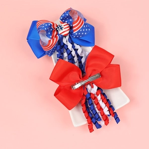 Detail von USA-Patriotischen Haarschleifen mit lockigen Bändern und Flaggenmuster