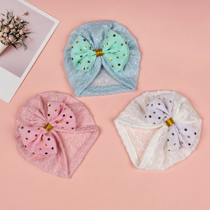 Détails de bonnets de bébé en dentelle respirante avec nœuds à pois en couleurs douces
