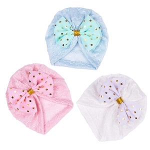 Lot de 3 bonnets turbans pour bébé en dentelle ajourée avec nœuds dorés brillants
