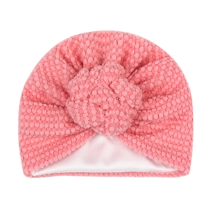 Détail du bonnet turban rose pour bébé avec nœud floral 3D et doublure en satin blanc doux