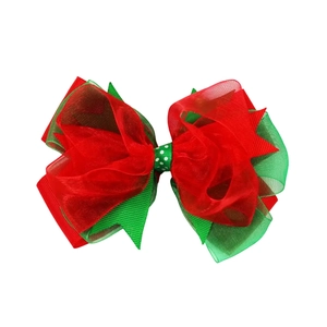 Dettaglio di un fiocco di Natale in organza a strati rosso e verde con nastro a pois