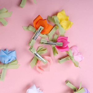 Détail de pinces à cheveux tulipes faites main montrant le ruban gros-grain et le clip