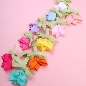 Détails de pinces à cheveux en ruban gros-grain en forme de tulipes colorées sur fond rose