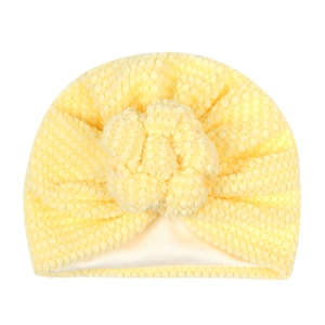 Détail du bonnet turban jaune pour bébé avec tissu texturé 3D et décor floral fait main