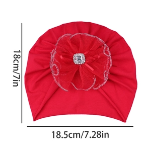 Détail du bonnet turban bébé rouge avec fleur en dentelle, strass et mesures