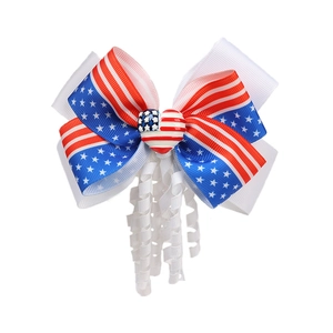 Detail der USA Independence Day Haarschleife mit patriotischen rot-weiß-blauen Bändern