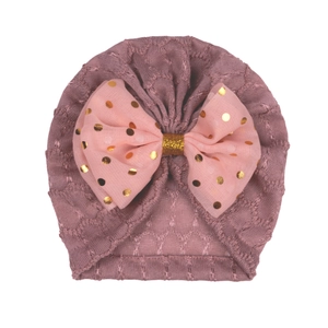 Détails du bonnet bébé rose poudré avec nœud à pois dorés et bande à paillettes brillantes
