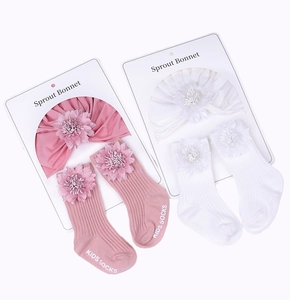 Détail de l'ensemble de bandeaux à fleurs roses et blancs avec chaussettes pour nouveau-nés