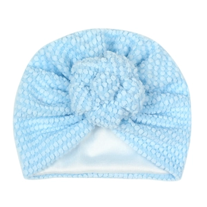 Détail du bonnet turban bébé bleu ciel en polaire bulle avec doublure satinée blanche