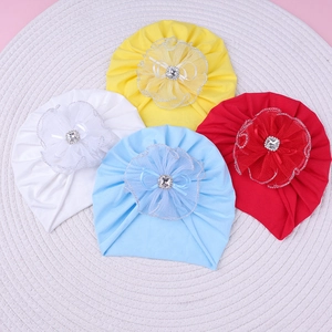 Lot de quatre turbans pour bébés avec fleurs en organza et accents de cristal brillant