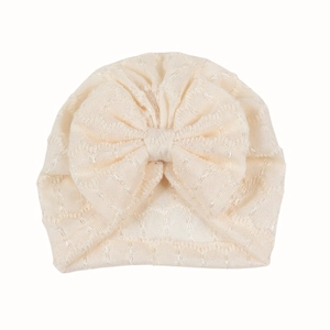 Détail du bonnet turban pour bébé en tricot de dentelle évidé avec un grand nœud