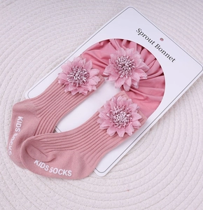 Ensemble chaussettes et bandeau rose pour bébé avec fleurs en tissu et semelles antidérapantes