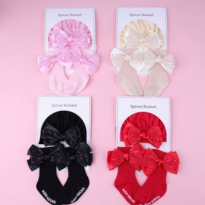 Détail du bonnet turban en coton pour bébé et chaussettes assorties avec nœud satin