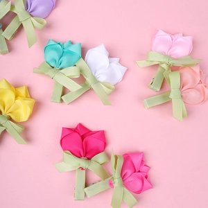 Détail de barrettes tulipes artisanales en ruban gros-grain aux couleurs acidulées