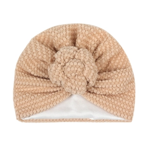 Détail du bonnet pour bébé kaki avec tissu gaufré et doublure en satin de soie blanc