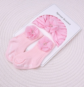Set bonnet et chaussettes bébé rose avec fleurs 3D, perles et strass sur carte