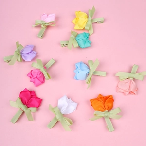 Détails de pinces à cheveux tulipes en ruban coloré avec petits nœuds verts sur rose