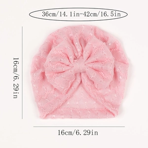 Bonnet bébé rose en tricot avec nœud affichant les dimensions 16x16cm et tour de tête