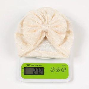 Bonnet léger pour nouveau-né avec nœud en dentelle pesant environ 27,2 grammes
