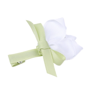 Détail d'une pince à cheveux en ruban gros-grain vert et blanc avec attache métallique
