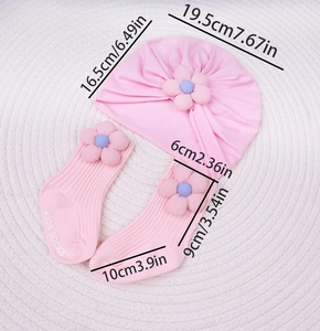 Détail d'un ensemble turban et chaussettes pour bébé avec fleurs en relief rose
