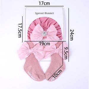 Détails de l'ensemble bonnet et chaussettes bébé roses avec nœuds en satin et strass