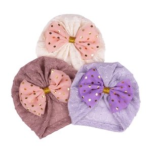Lot de 3 bonnets en dentelle pour nouveau-né avec grands nœuds à paillettes en crème et rose