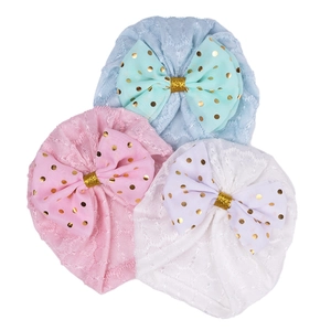 Lot de trois bonnets turbans pour nouveau-nés en dentelle avec nœuds dorés à pois