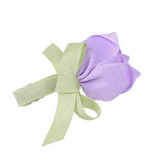 Détail d'une pince à cheveux en ruban gros-grain vert et violet pour petites filles