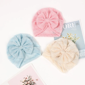 Lot de 3 bonnets bébé avec nœuds en rose, bleu et beige, texture dentelle respirante