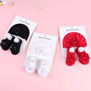 Détail du bandeau et des chaussettes bébé avec fleurs faites main et perles en trois couleurs