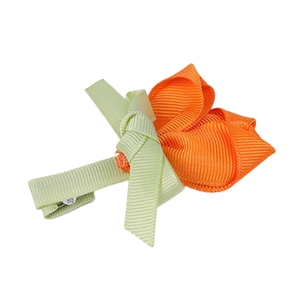 Vue détaillée d'une pince à cheveux tulipe en ruban gros-grain orange faite à la main