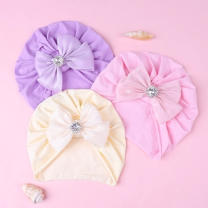Ensemble de trois turbans pour bébé avec grands nœuds en strass, violet, rose et beige