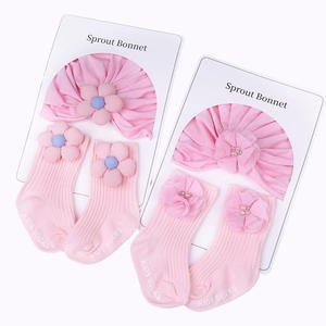Ensemble de bonnets turbans roses pour nouveau-nés et chaussettes à fleurs sur carte