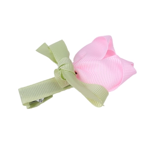 Détail de la pince à cheveux tulipe rose faite à la main en ruban gros-grain