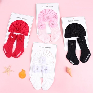 Détail de l'ensemble bonnet et chaussettes bébé avec fleurs 3D et perles en quatre couleurs