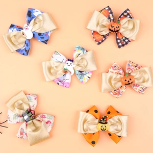 Détails des barrettes nœuds d'Halloween avec rubans pailletés et ornements en résine