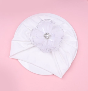 Détail du turban bébé avec grande fleur en dentelle blanche et strass carré au centre