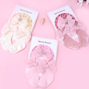 Coffret détaillé de bandeaux bébé en dentelle avec diamants et chaussettes à nœuds en coton