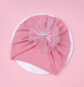 Détail du turban pour bébé avec fleur en dentelle, diamant carré et nœud en ruban soyeux