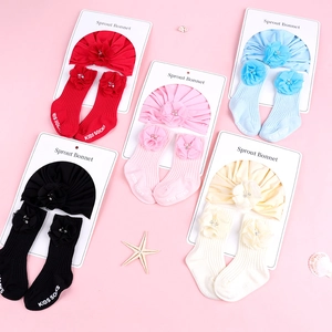 Ensemble bonnet turban et chaussettes pour nouveau-né avec fleurs en mousseline