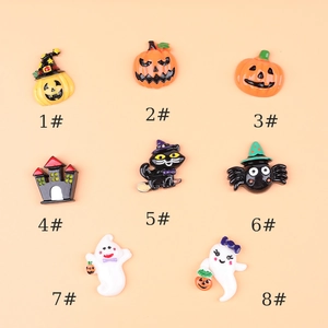 Collection de 8 breloques d'Halloween en résine avec citrouilles, fantômes et chat noir